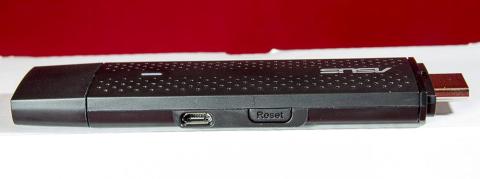 リセットボタンと microUSB端子