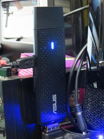 本体中ほどに LEDがブルーで点灯します