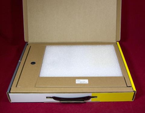 クッション材の下に本体が入っています