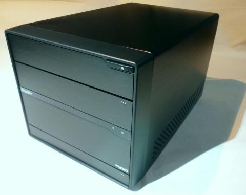 カバー時には光学ドライブベイ、オープン3.5インチベイ、フロント端子類も隠され統一感が↑