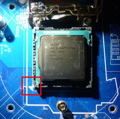 □の位置にある△印を合わせる