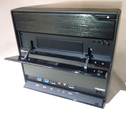 5インチの光学ドライブ用ベイの下の3.5インチベイはふたを開けるとオープン型