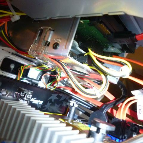 コネクタ上下の電源ラインの「曲げ」が...!