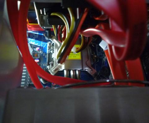 使用前:長いSATAケーブルがうねってる(画面に映っていないモノも含めて押し込んで閉める)