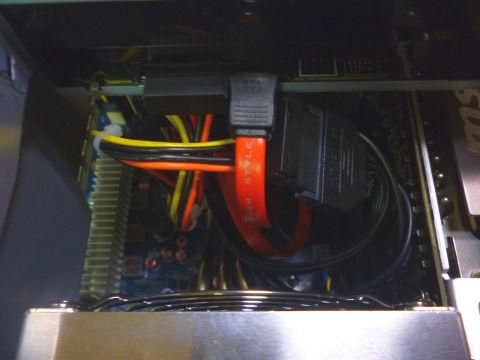 使用後:二股の分岐電源ケーブルを追加したのにファンまわりに空間が!