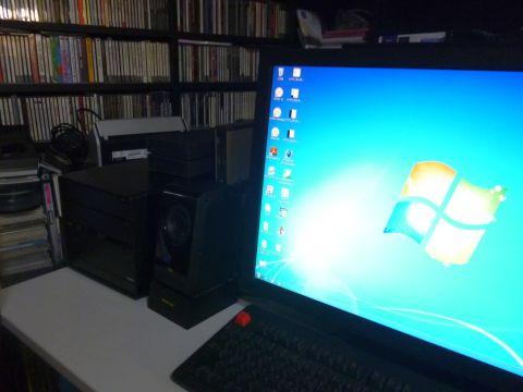 SZ77R5。スピーカーより背が低くて見失いそう!