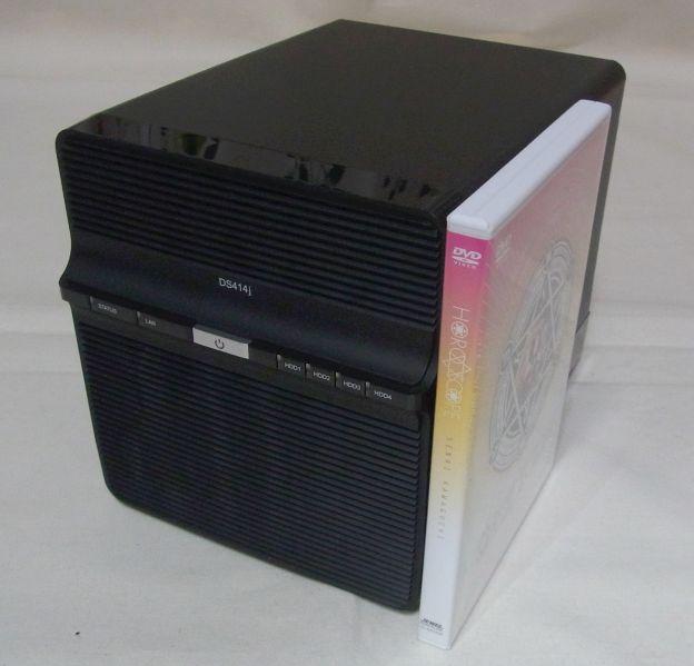 大きさ比較にトールケースのDVDと並べるとこんな感じ。