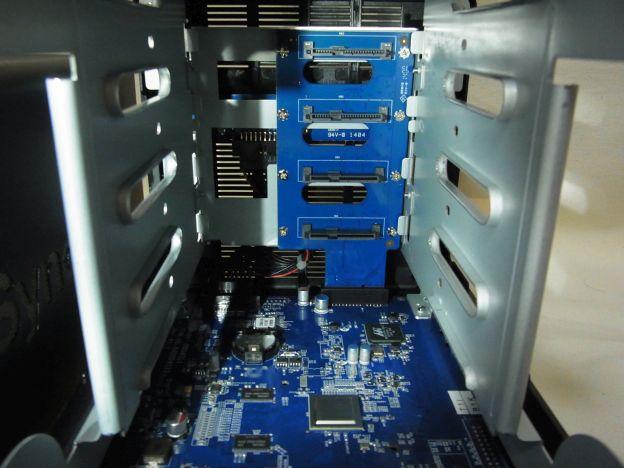 本体底面にいわゆるM/Bがあり、それから4つのSATAポートをもつ拡張ボードが垂直に生える形。
