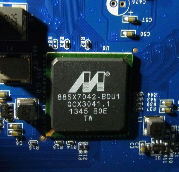 SATAコントローラーはディスクが接続される拡張ボードの付け根あたり。