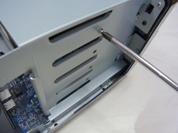 なくても動くが、不慮のHDD抜けを防ぐためには締めておくべき。