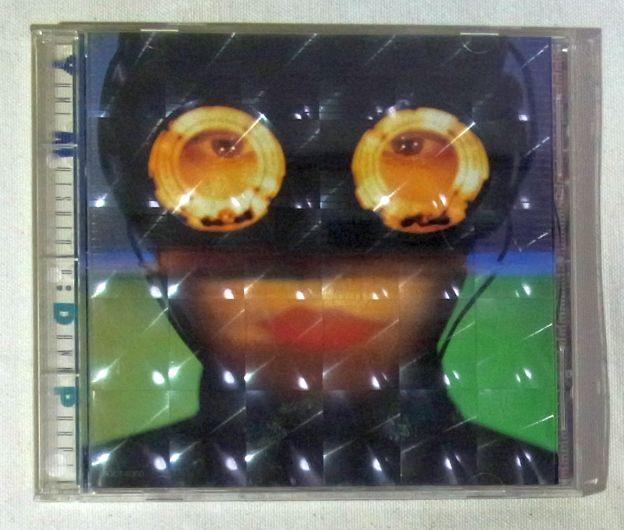 初回盤はレンズ様のブラ板が入ったつくり。