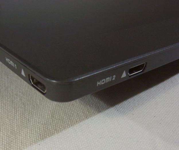 回路的に楽なのか、2つのHDMIポートは隣接しているので、縦置きと横置きでは差込方向が逆になる