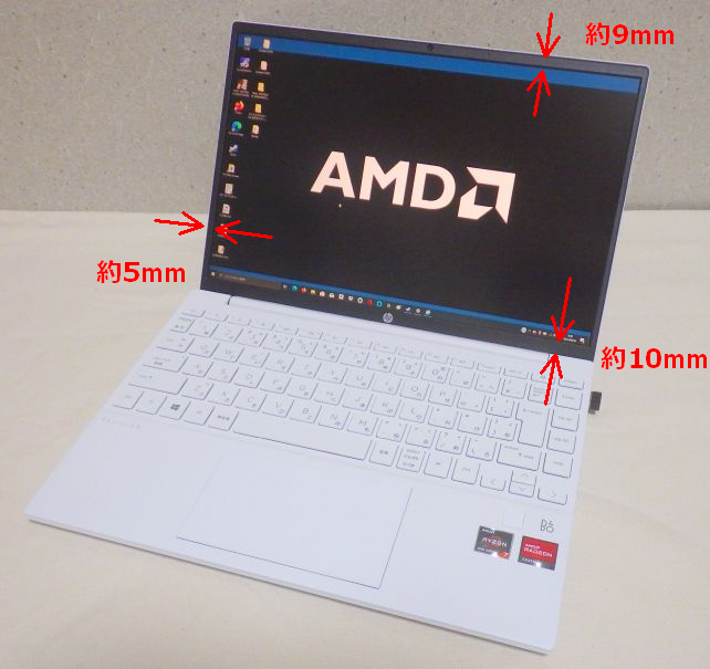 黒地のAMDの壁紙はFHDに調整してある⇒上下の青線部分がUXGAの余剰の?広さ