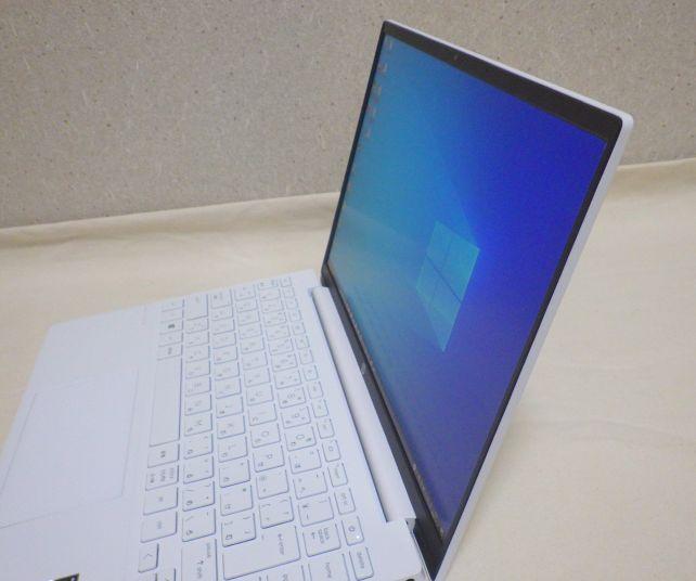 視野角は結構広く、かなりナナメでも色がくすまない