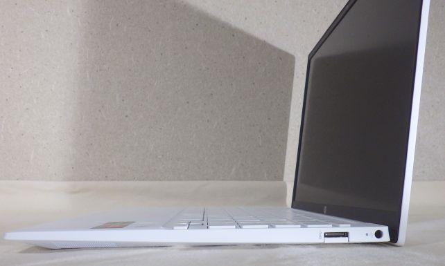 画面直立くらいまではキーボードは平面だが...