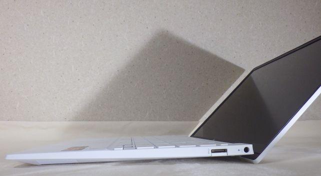 さらに画面を開くとキーボードは手前にスラント