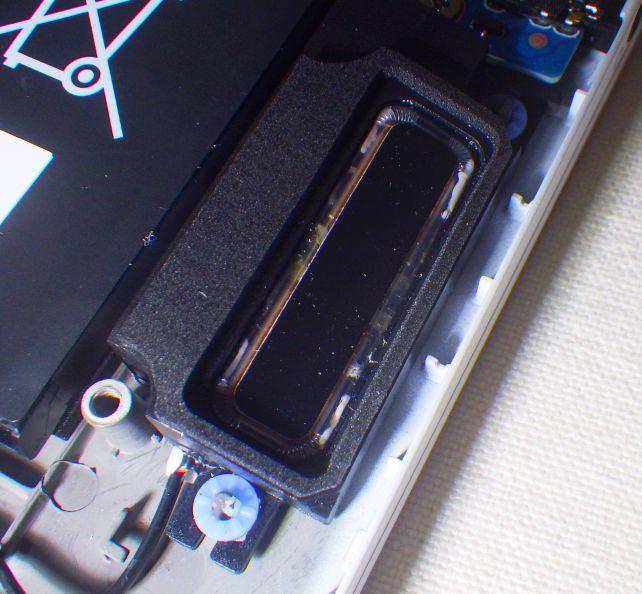 裏側から見たスピーカー。やや外向きにつけられている。