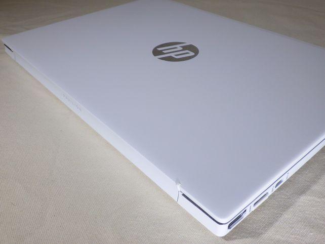 閉じたときはヒンジ側からみたときhpロゴが正位置になる