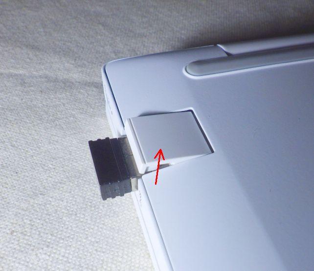 USB機器ほ使うときは、カバーが少し開く