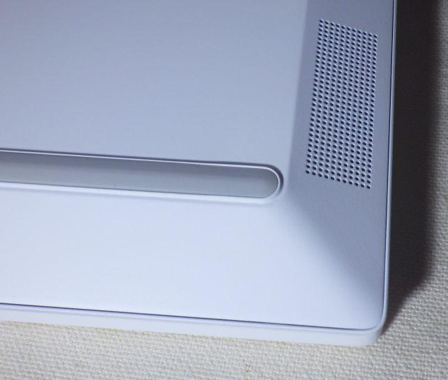 スピーカーはキーボード側の裏両端手前に位置