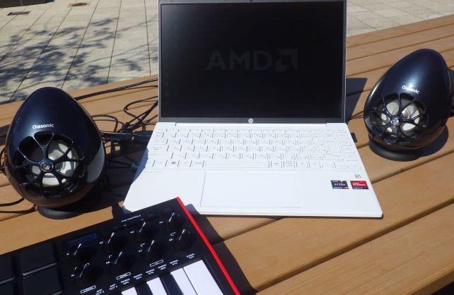 最初はテーブルの上で始めたが、暑さですぐに退散...