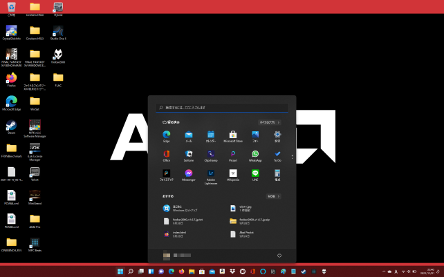 Windows 10のころの壁紙を引き継ぐので印象は変わらないが、スタートメニューは中央に