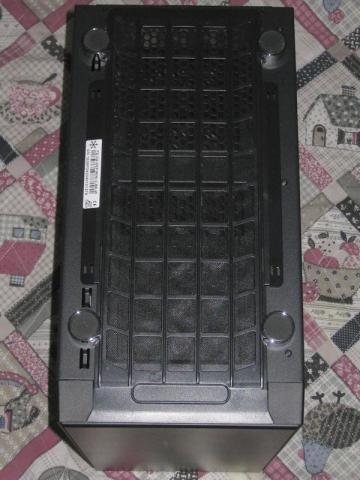 底面、取り外し可能の出すとフィルターが大きく覆っています。