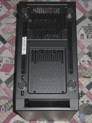 フィルター取り外し状態、各部の穴は丸ではなく八角形でハニカム状態の穴になっています。