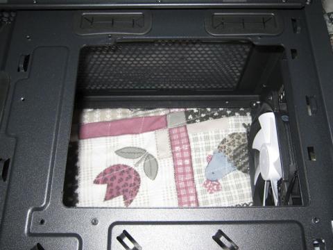 このプレートを外すことでバックプレート式のCPUクーラーでも楽に対応できるでしょう。