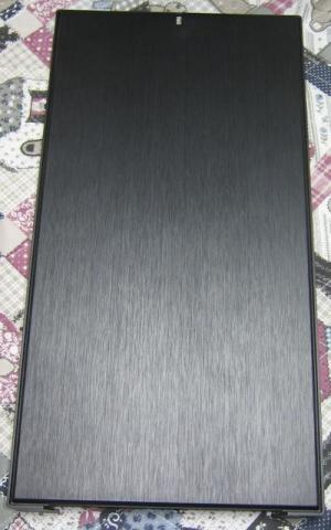 前面パネルは手前に引くと外れます。