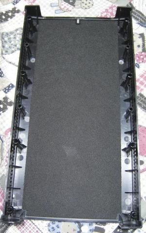 前面パネルの裏側には高密度の吸音材が貼られています。