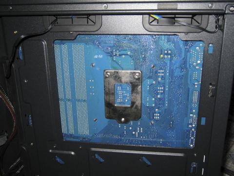 マザーボードを取り付け、