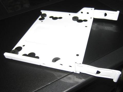 3.5インチドライブはこのトレイに取り付けて差し込みます、ケージは2ベイなのでトレイも2個あります。