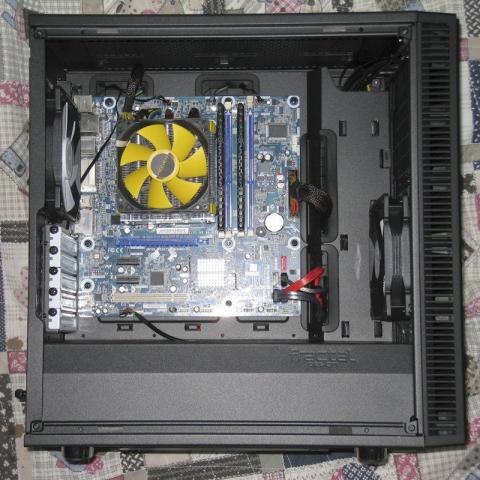 上の画像の状態でマザーボード側はと言いますと、なんとこんなにスッキリ!