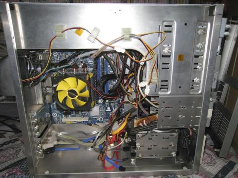 FANコン、DVDドライブ、USBピンヘッダを拡張スロットで外に出すブラケットを搭載していますが・・・