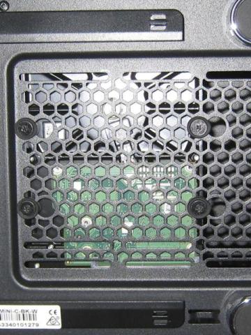 底面に直接ドライブを取り付けます。