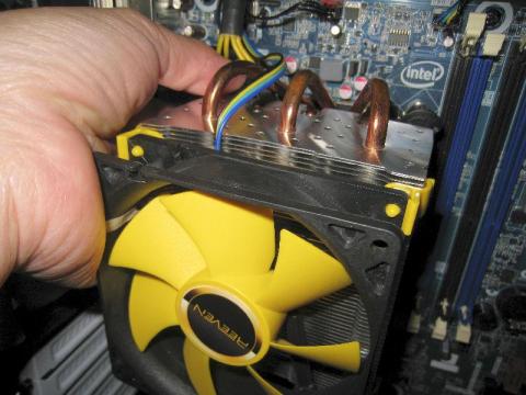 まずはプッシュピンを回転させ取り外します。