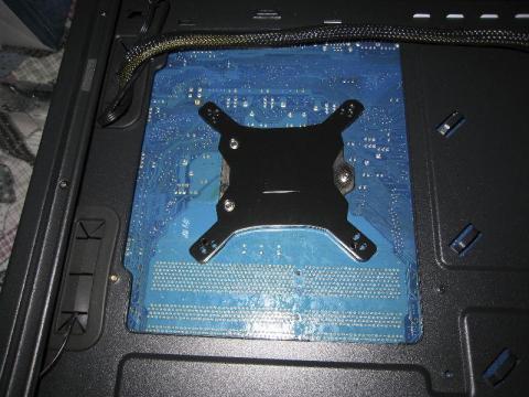 2.5インチドライブ取り付けプレートを外しバックプレートを位置決め中、全く問題ないですね。