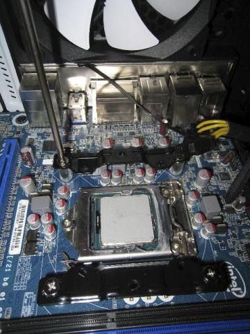 締め付けすぎに注意しつつマウンティングプレート取り付け作業