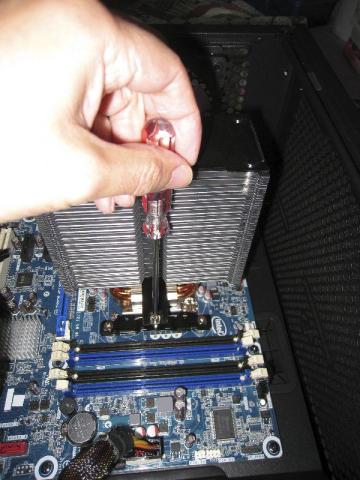 マウンティングバーで固定CPUクーラーを固定して完了。