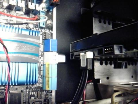 SATAケーブルを確実に固定