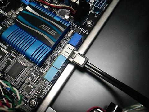 ラッチ付SATAケーブル