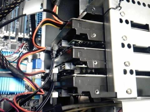 ドライブベイの下部にHDDを取り付け