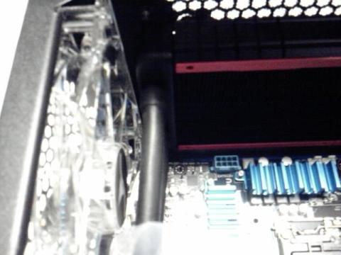 背面ファンとラジエーターホース位置