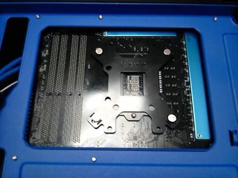 簡易水冷キットのCPUバックパネルが付いています