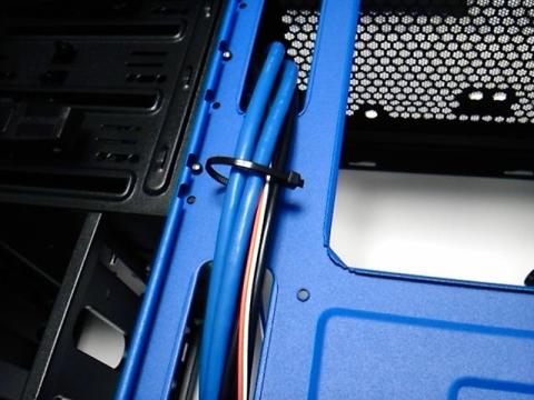 フロントパネルのケーブルは出荷時状態、まとめてあります