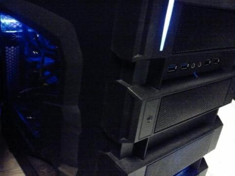 ケース上部の青色はパワーLEDです