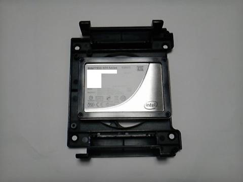 2.5/3.5インチのドライブを取り付けるマウントアダプターに2.5インチSSDを取り付けたところ