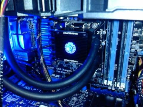 水冷ポンプの中心が青く点灯します。メモリー基盤も青です