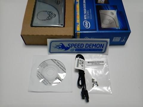 付属品:ステッカー、SATAケーブル、ネジ、ソフトウェア等ディスク